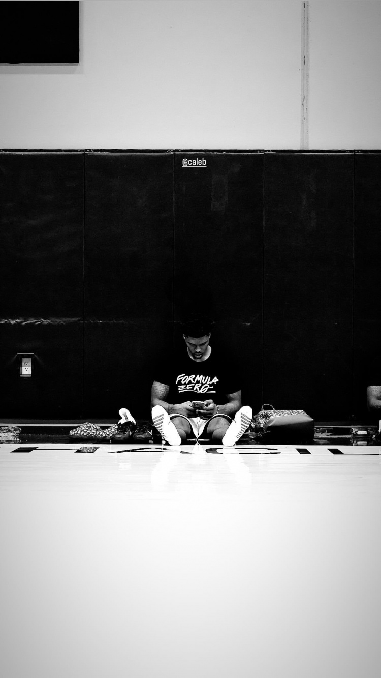 开云官网-小伙子路走宽了😁开拓者双向球员凯莱布-乐福加入利拉德训练营