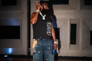 KAIYUN-哈登晒照庆生：恰逢生辰 感觉自己简直就是个传奇！