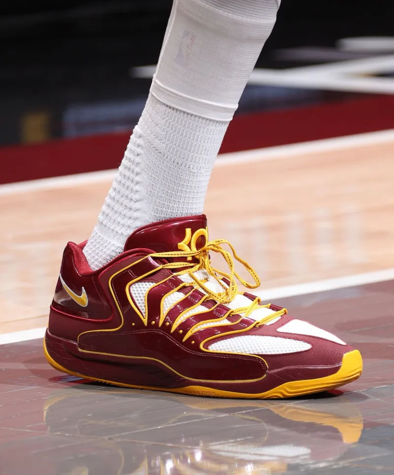 开云官网-杜兰特穿着华盛顿指挥官配色KD18，得到30分7篮板1盖帽