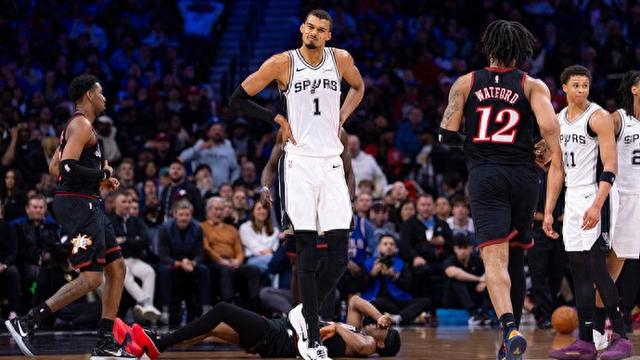 正负值+41！文班亚马：我们是世界上最棒的球队|客场|圣安东尼奥马刺队|维克托·文班亚马|凯尔登-约翰逊|NBA常规赛_新浪体育_新浪新闻