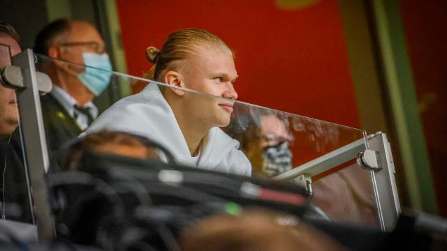 开云APP-没哈兰德，进球和赢球真难！球迷推着多特主场连胜