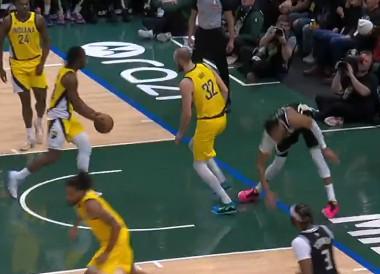 开云体育-字母哥落地时膝盖受伤退场：我要先回家休息，看明天感觉如何